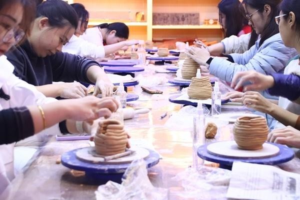 济南：图书馆办夜校 让年轻人看到“更大的世界”