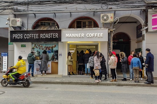 冰点特稿第1313期：连锁咖啡店里忙碌的他们