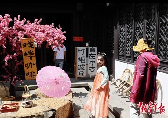 回家，在戏楼中开个乡村咖啡店