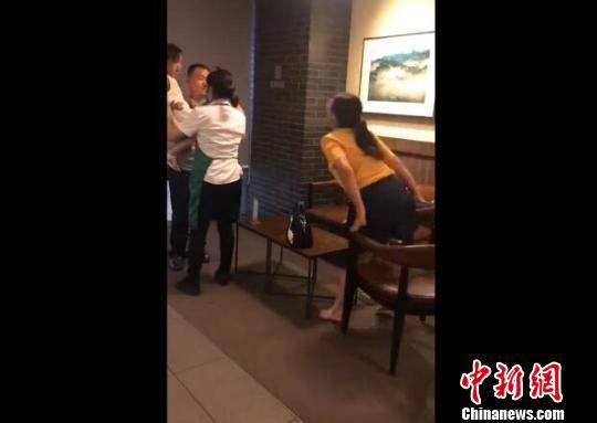 女子咖啡店内光脚搭餐桌上 顾客指责遭吐口水